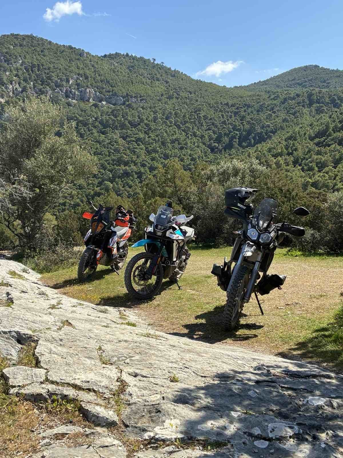 Χώμα στα Γεράνεια όρη με τρεις φίλους