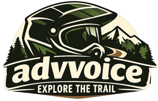 advvoice – λογότυπο (κράνος adventure, βουνά, “Explore the Trail”)