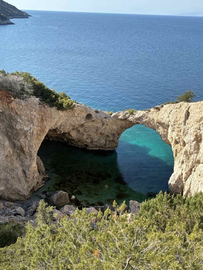 Η Σπηλιά της Φώκιας κοντά στο Λουτράκι, φυσική πέτρινη αψίδα πάνω από γαλαζοπράσινα νερά στον Κορινθιακό