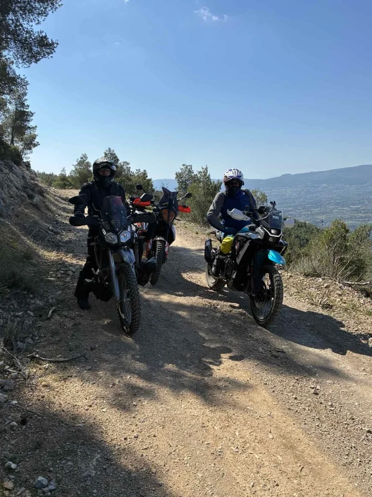 adventure μοτοσυκλέτες σε χωματόδρομο στον Κιθαιρώνα