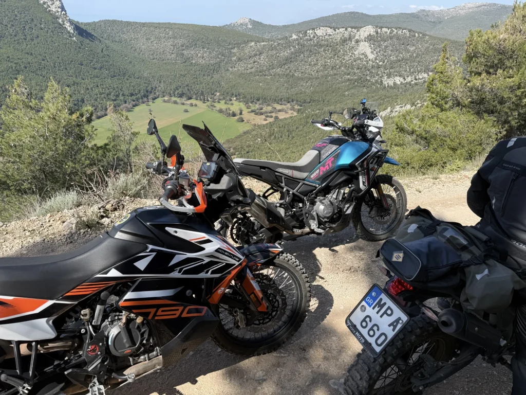 adventure μοτοσυκλέτες σε χωματόδρομο με θέα στα Γεράνεια όρη