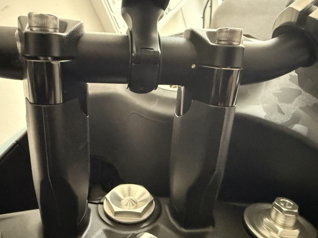 Αποστάτες τιμονιού 20 mm τοποθετημένοι στη CFMOTO 450MT