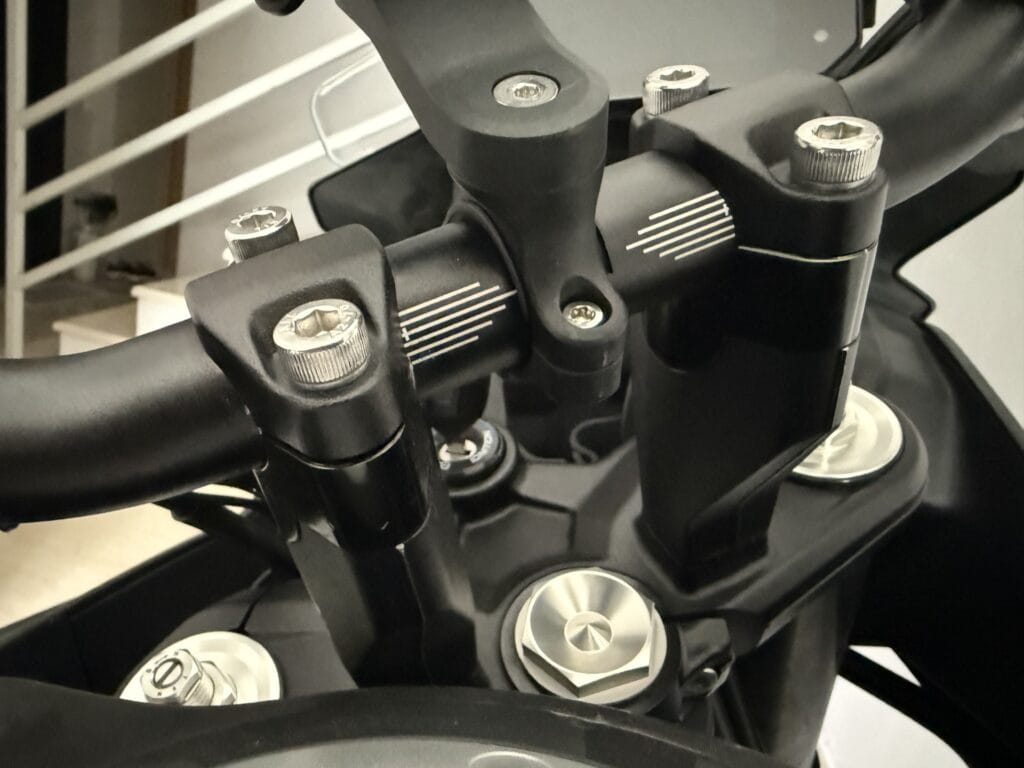 Αποστάτες τιμονιού 28 mm σε CFMOTO 450MT με σωστή ευθυγράμμιση