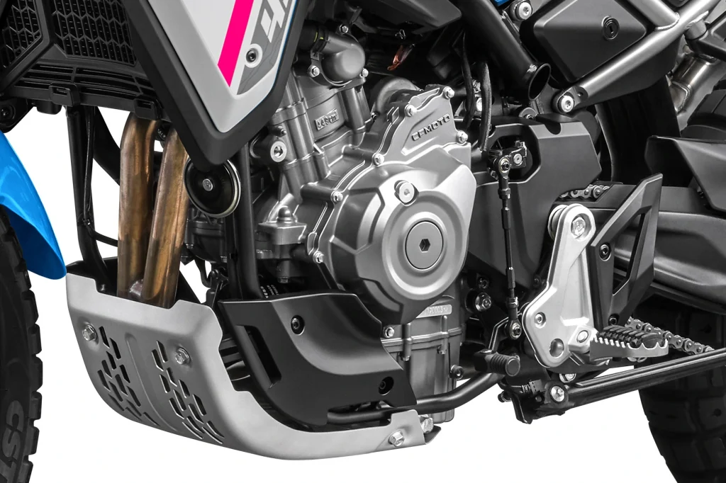 Κινητήρας CFMOTO 450MT με υγρόψυξη και θερμοστάτη, σε κοντινή λήψη κατά τη λειτουργία