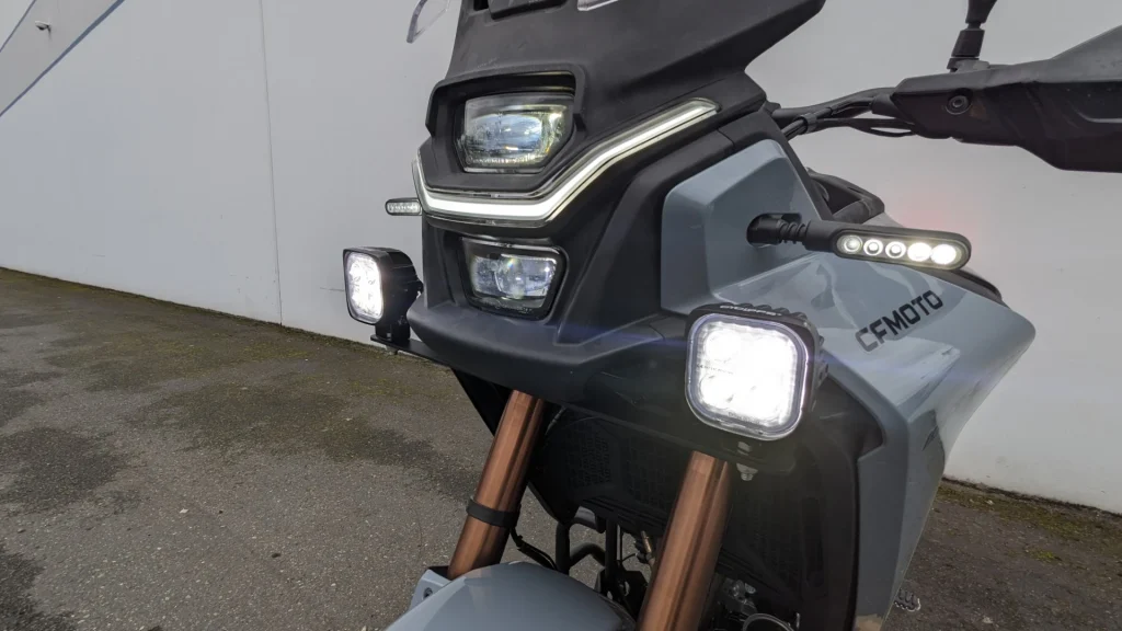 CFMOTO 450MT με τοποθετημένα πρόσθετα βοηθητικά φώτα στο εμπρός μέρος