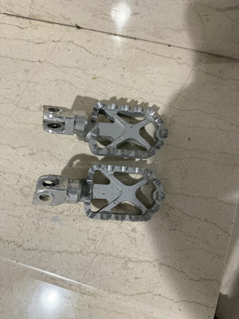 Lower footpegs για CFMOTO 450MT εκτός μοτοσυκλέτας, σύγκριση με aftermarket λύσεις
