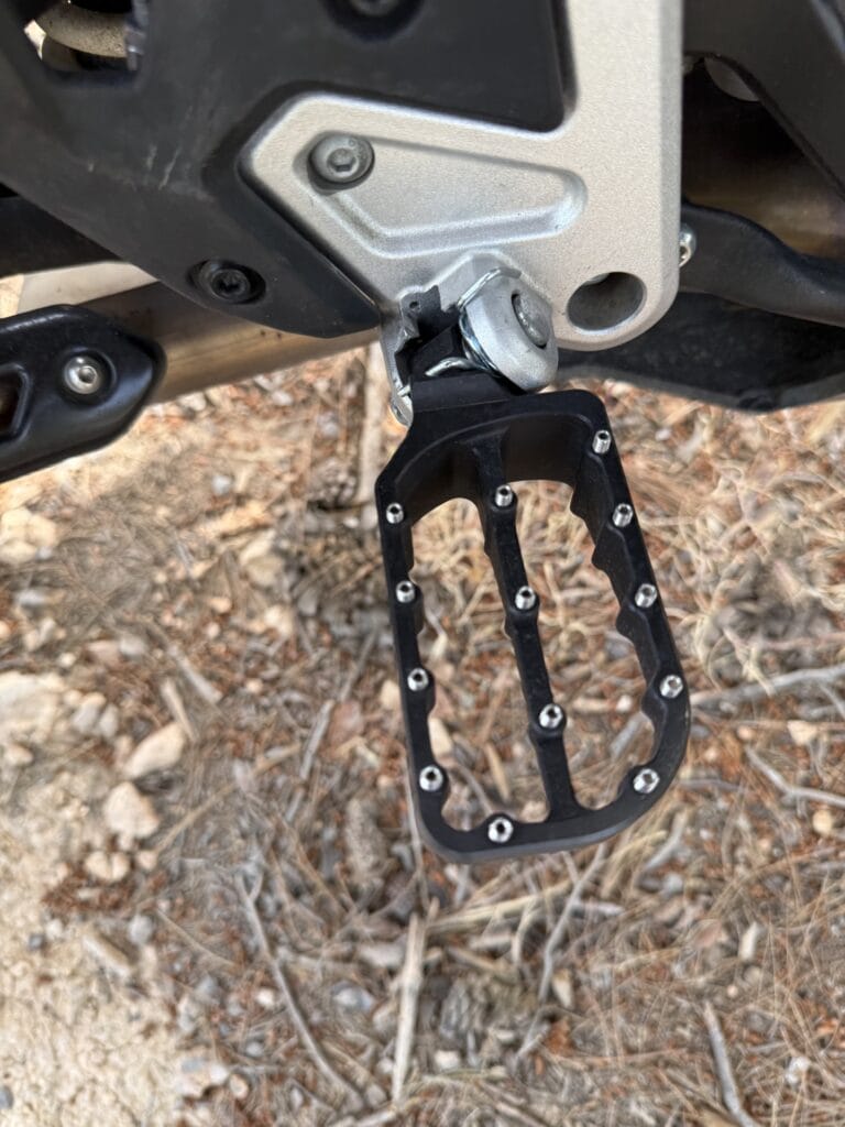 Λεπτομέρεια των larger και lower footpegs της Rade Garage στη CFMOTO 450MT σε off-road χρήση