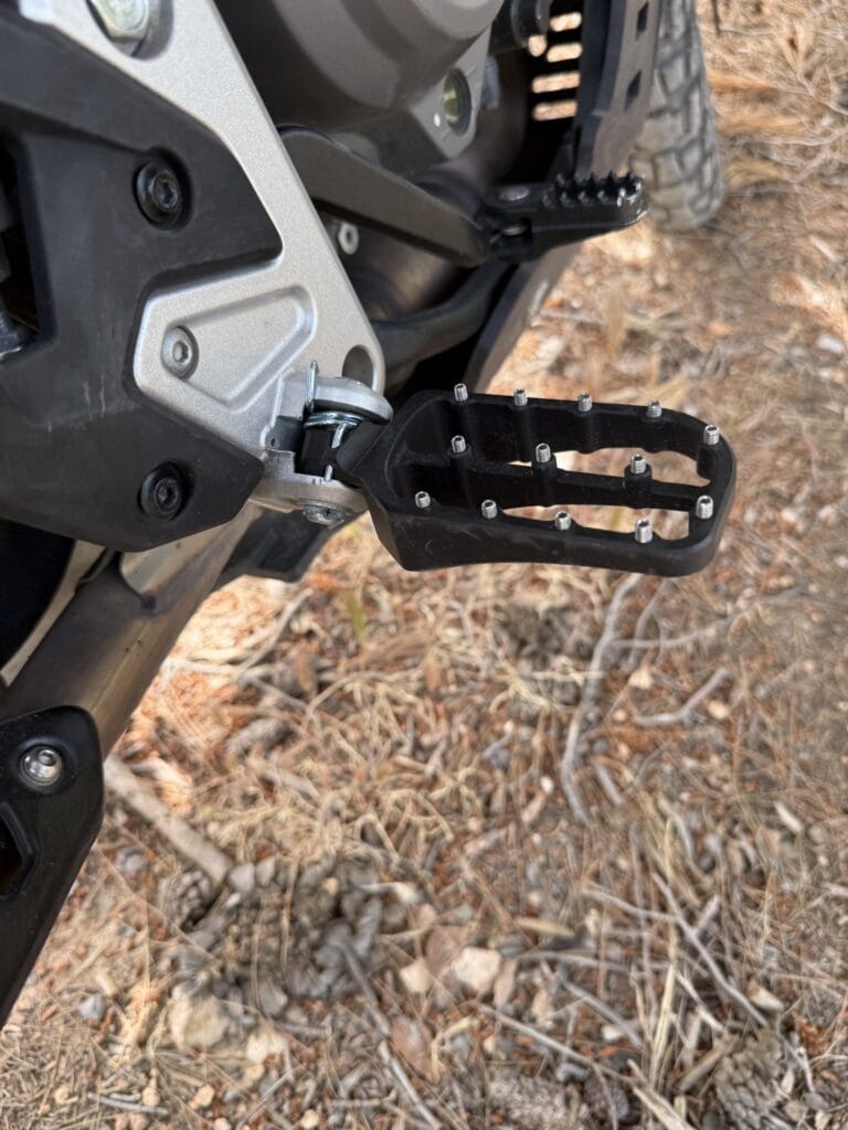 Larger και lower footpegs της Rade Garage τοποθετημένα στη CFMOTO 450MT σε off-road χρήση