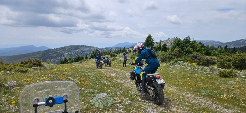 Ομάδα αναβατών με μοτοσυκλέτες CFMOTO 450MT κινούμενες σε αλπικό off‑road τοπίο κοντά στο καταφύγιο Δίρφυς στην Εύβοια.