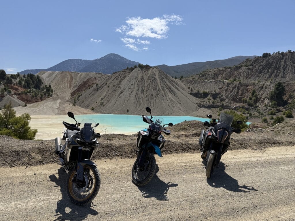 Τρεις adventure μοτοσυκλέτες μπροστά στη λίμνη Κόλα στην Εύβοια