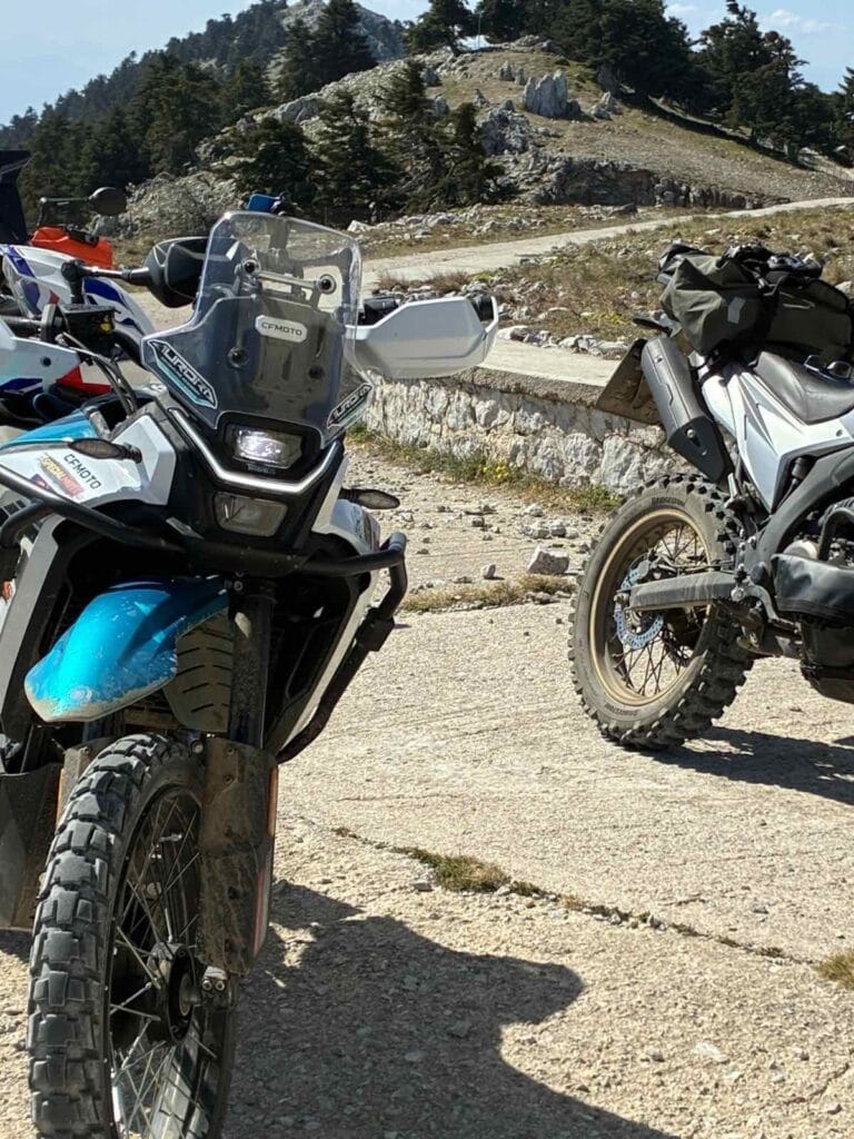 CFMOTO 450MT σε χωμάτινη διαδρομή στα Γεράνεια Όρη