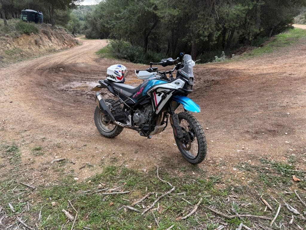 CFMOTO 450MT σε χωμάτινη διαδρομή στο Ποικίλο Όρος
