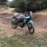 CFMOTO 450MT σε χωμάτινη διαδρομή στο Ποικίλο Όρος