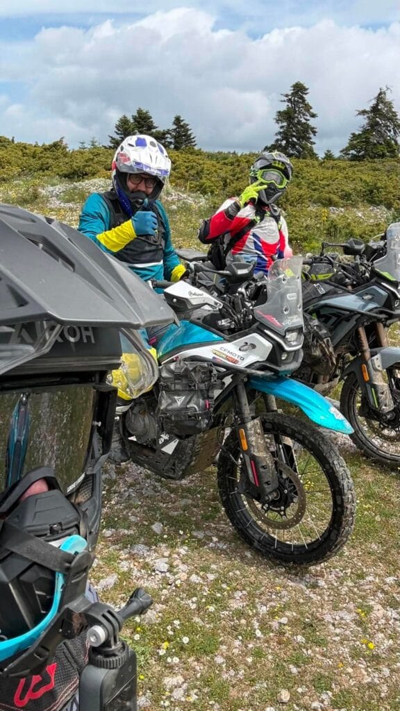 Δύο μοτοσυκλέτες CFMOTO 450MT με αναβάτες σταματημένες σε off‑road σημείο στην Εύβοια, κατά τη διάρκεια χωμάτινης διαδρομής.