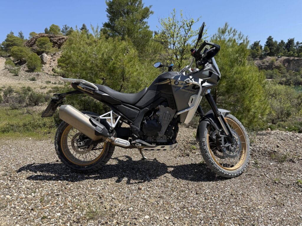 Adventure μοτοσυκλέτα Kove 800X Pro σε φυσικό τοπίο της Εύβοιας