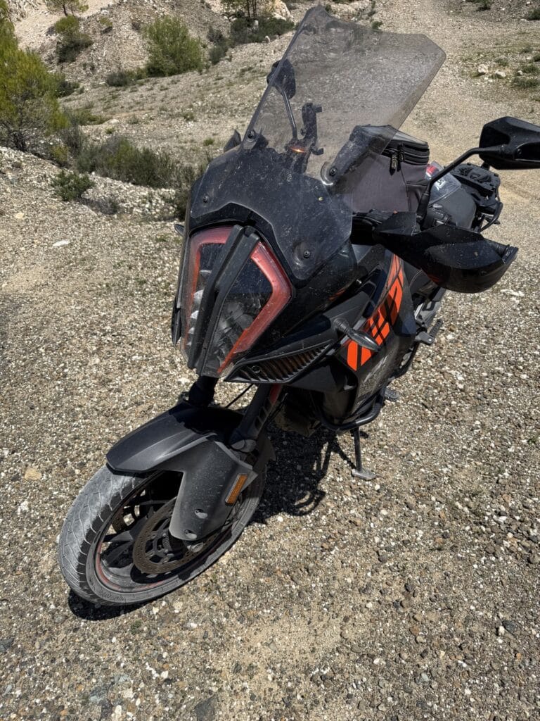 KTM 1290 Adventure σε φυσικό τοπίο της Εύβοιας
