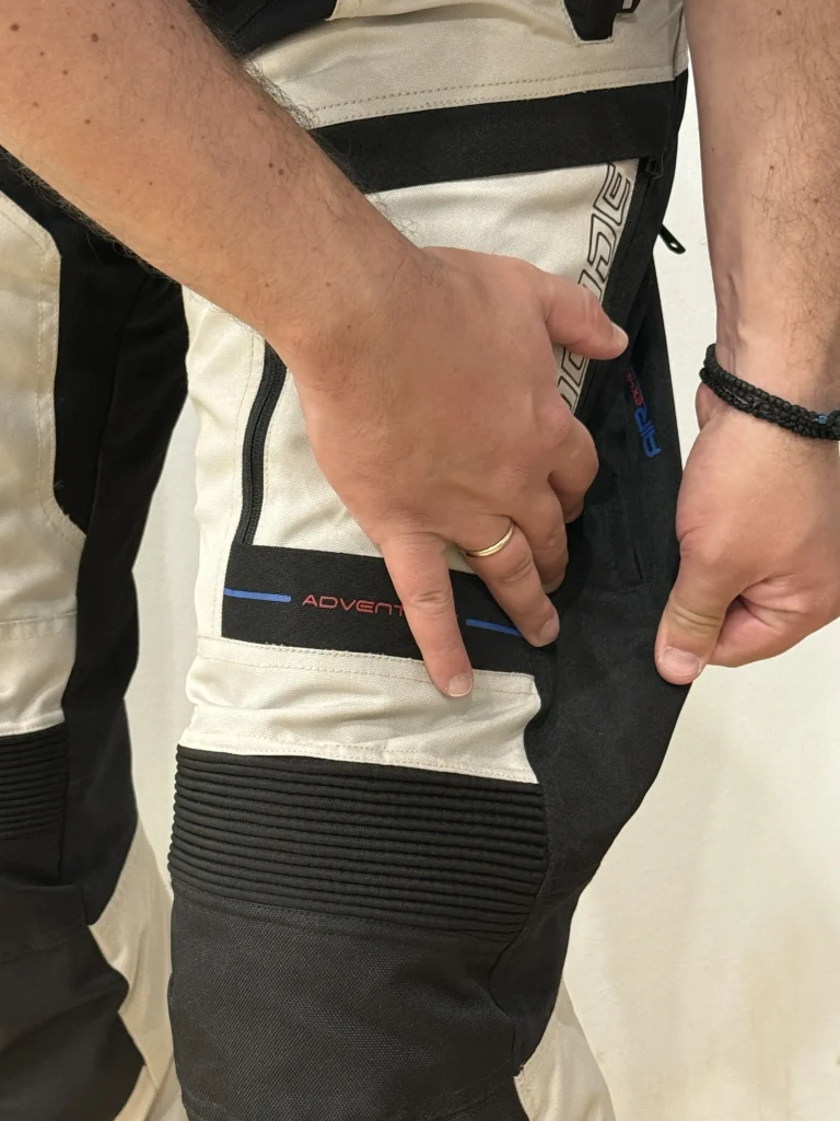Λεπτομέρεια του παντελονιού Nordcode Evo 24 Adventure σε μέγεθος 2XL, με κοντινή λήψη στην πλαϊνή τσέπη, το λογότυπο Adventure και τα ενισχυμένα πάνελ στον μηρό.