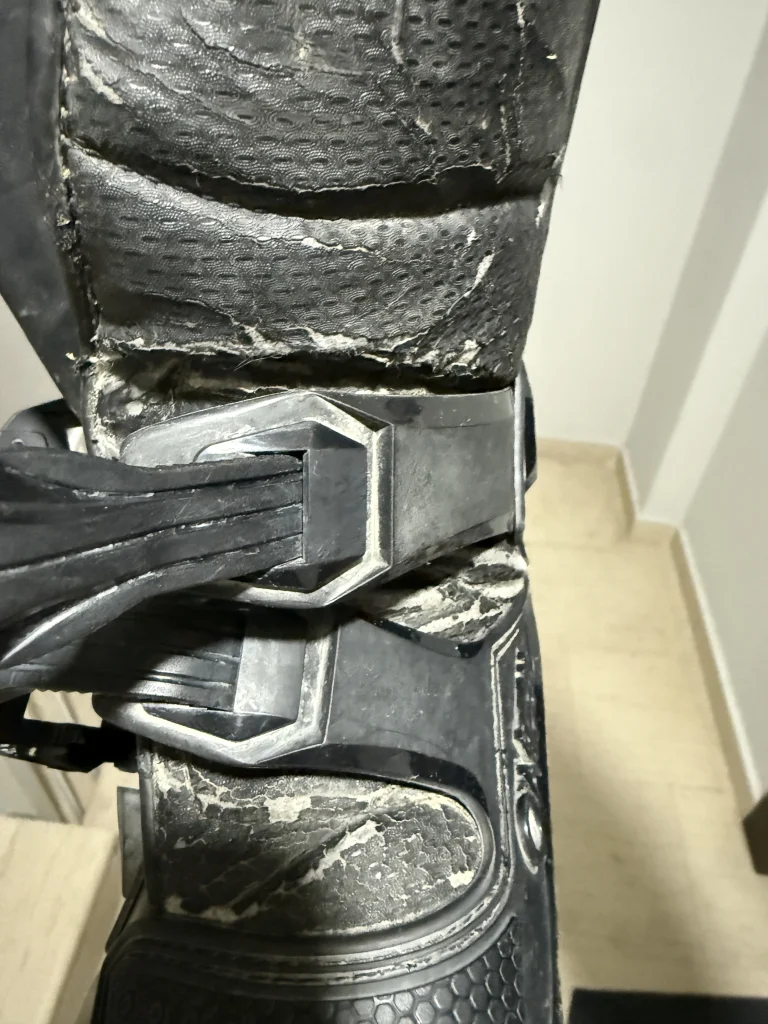 Κοντινή λεπτομέρεια φθοράς στη μπότα O’Neal Rider Pro Black μετά από 2 χρόνια χρήσης, με εμφανή σημάδια τριβής και κομμένο ιμάντα αγκράφας.