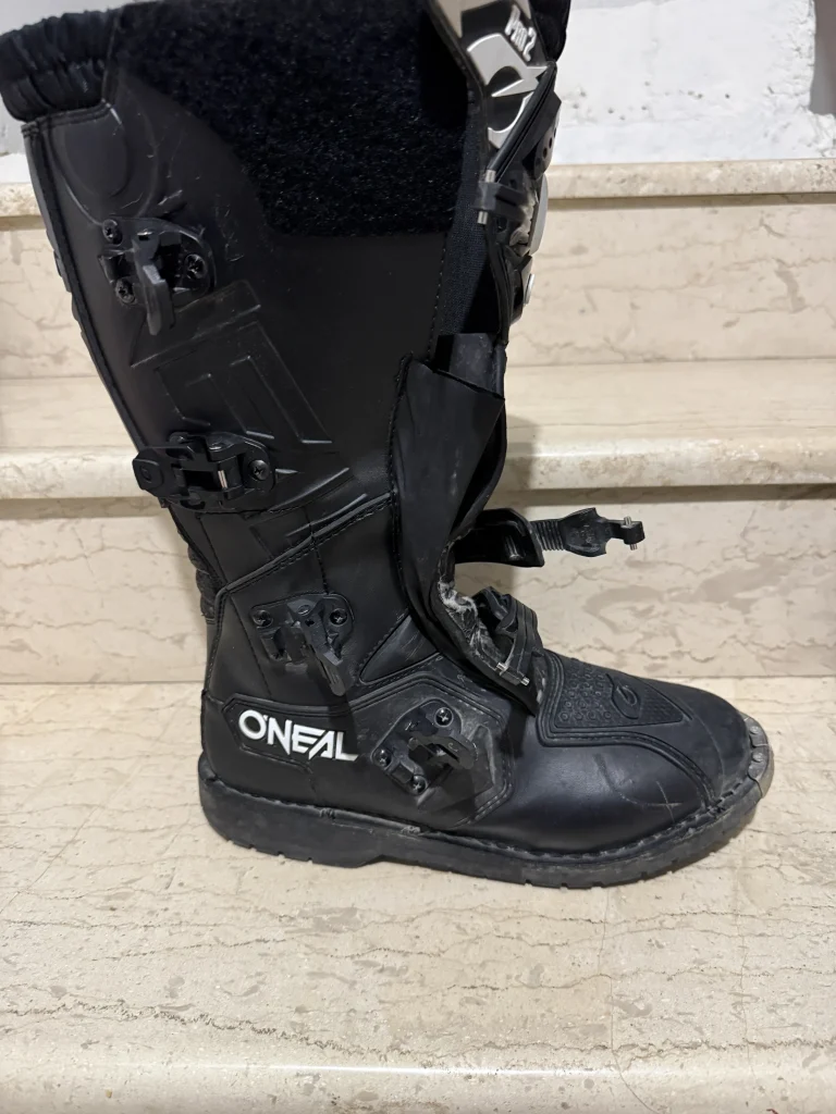 Πλάγια όψη της μπότας O’Neal Rider Pro Black σε μέγεθος 45, με εμφανές το λογότυπο O’Neal, τις αγκράφες, το πλαϊνό προστατευτικό πάνελ και τη σόλα.