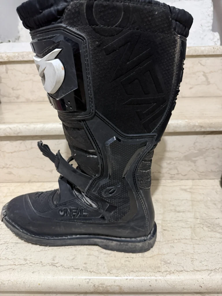 Πλάγια όψη της μπότας O’Neal Rider Pro Black σε μέγεθος 45, με εμφανές το πλαϊνό προστατευτικό πάνελ, το λογότυπο O’Neal, τις αγκράφες και τη σόλα.