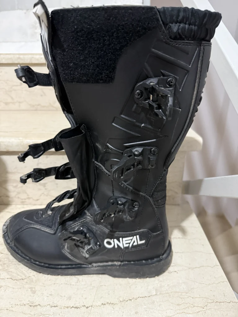 Πλάγια όψη της μπότας O’Neal Rider Pro Black σε μέγεθος 45, με εμφανείς τις αγκράφες, το λογότυπο O’Neal, το ψηλό κολάρο και το πλαϊνό προστατευτικό πάνελ.