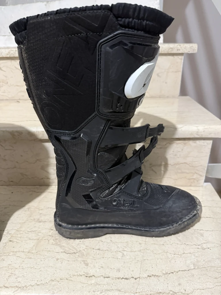 Πλάγια όψη της μπότας O’Neal Rider Pro Black σε μέγεθος 45, με εμφανείς τις αγκράφες, το προστατευτικό πλαϊνό πάνελ και τη σόλα.