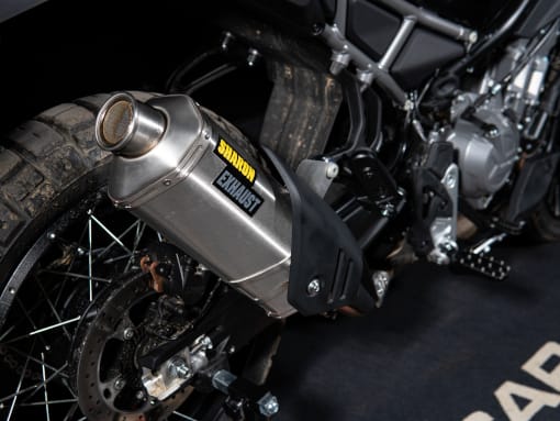 Sharon Exhaust τοποθετημένη στη CFMOTO 450MT, επίσημη εικόνα παρουσίασης από τη Rade Garage