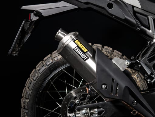 Sharon Exhaust τοποθετημένη στη CFMOTO 450MT, επίσημη φωτογραφία της Rade Garage