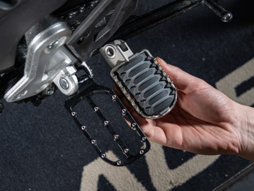 Larger και lower footpegs για CFMOTO, επίσημη φωτογραφία της Rade Garage