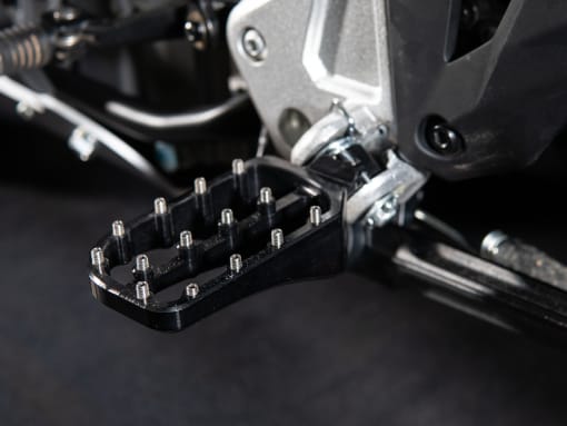 Larger και lower footpegs για CFMOTO με αυξημένη επιφάνεια στήριξης, επίσημη εικόνα της Rade Garage