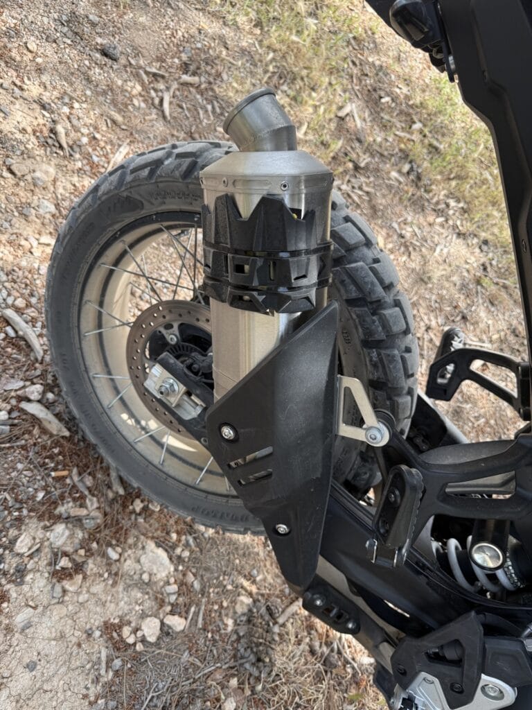Sharon Exhaust στη CFMOTO 450MT σε off-road διαδρομή, με το εργοστασιακό προστατευτικό τοποθετημένο