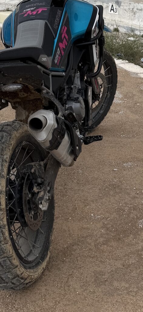 Sharon Exhaust στη CFMOTO 450MT σε off-road χρήση στο Θέατρο Πέτρας