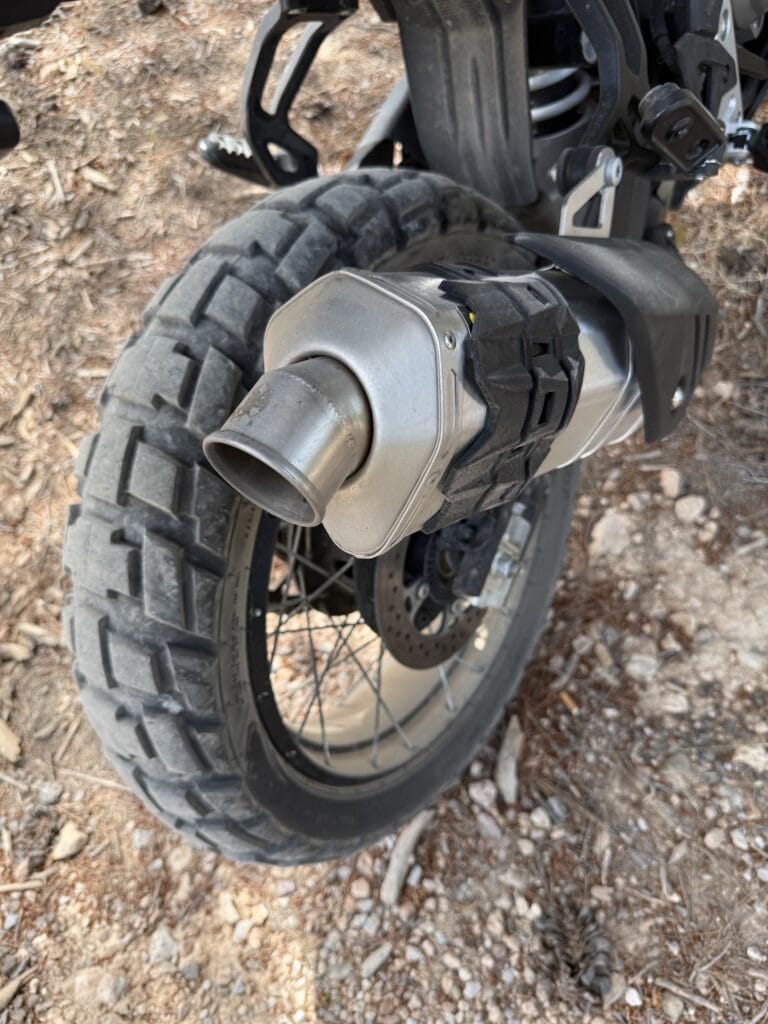 Λεπτομέρεια της Sharon Exhaust στη CFMOTO 450MT σε off-road χρήση στο Ποικίλο Όρος