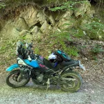 CFMOTO 450MT σε χωματόδρομο στον Όλυμπο με πέτρινο και ακανόνιστο έδαφος