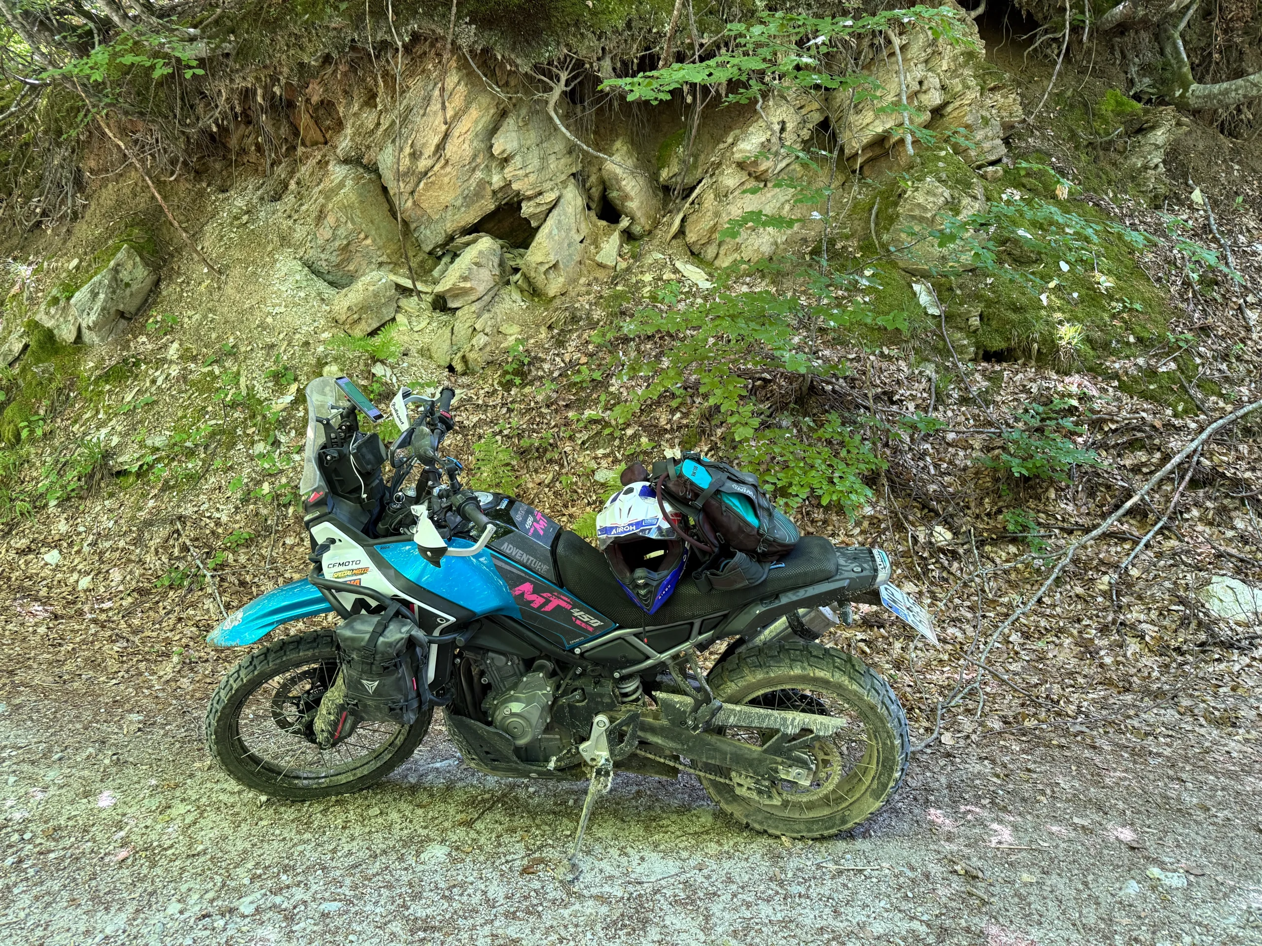 CFMOTO 450MT σε χωματόδρομο στον Όλυμπο με πέτρινο και ακανόνιστο έδαφος
