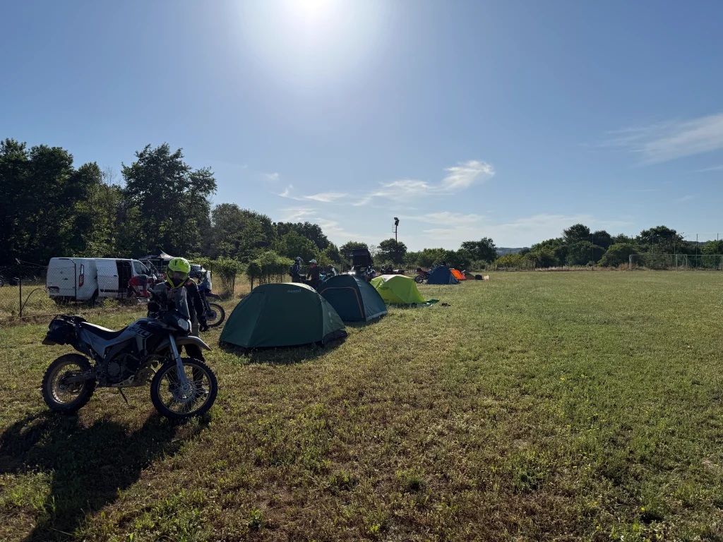 Camp με σκηνές και adventure μοτοσυκλέτες σε ανοιχτό χώρο κοντά στις Κάτω Μηλιές Πιερίας