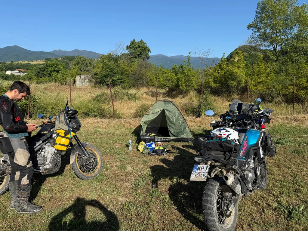 Adventure μοτοσυκλέτες και σκηνή στο camp κοντά στις Κάτω Μηλιές Πιερίας