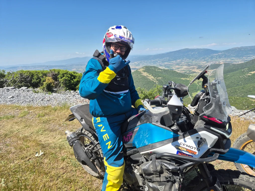 Αναβάτης σε CFMOTO 450MT με θέα από ψηλά στον Όλυμπο και την κοιλάδα