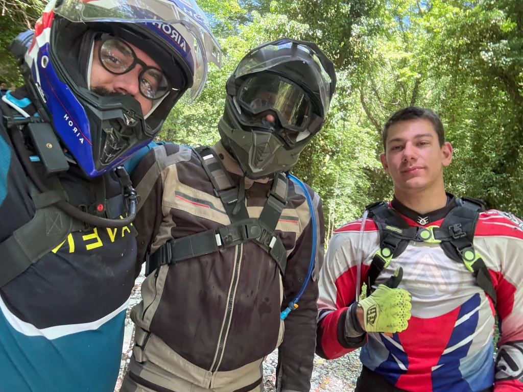 Αναβάτες με εξοπλισμό off road σε στάση μέσα στο δάσος στον Όλυμπο