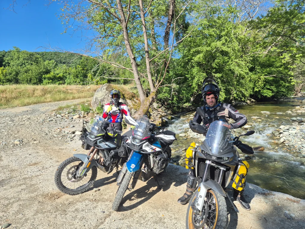 Adventure μοτοσυκλέτες και αναβάτες δίπλα σε ποτάμι κοντά στις Κάτω Μηλιές Πιερίας