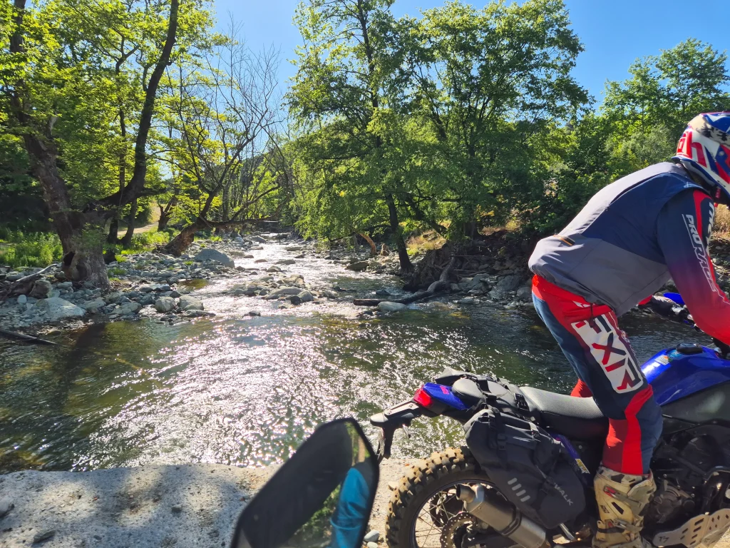 Adventure μοτοσυκλέτα σταματημένη δίπλα σε ρηχό ποτάμι κοντά στις Κάτω Μηλιές Πιερίας