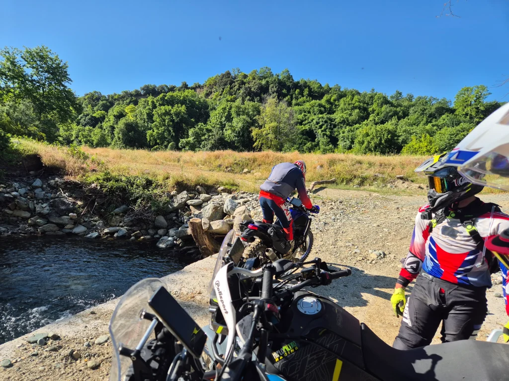Adventure μοτοσυκλέτες σε στάση σε γέφυρα κοντά στις Κάτω Μηλιές Πιερίας