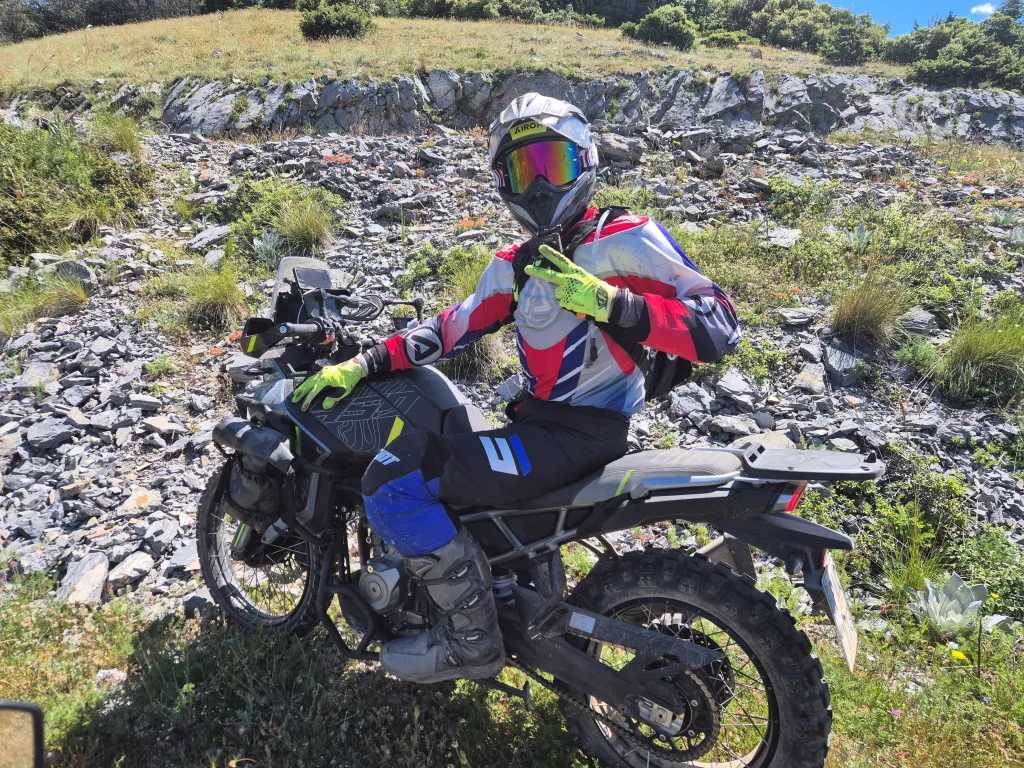 Adventure μοτοσυκλέτα σε πετρώδες terrain στον Όλυμπο με βραχώδες έδαφος και χώμα