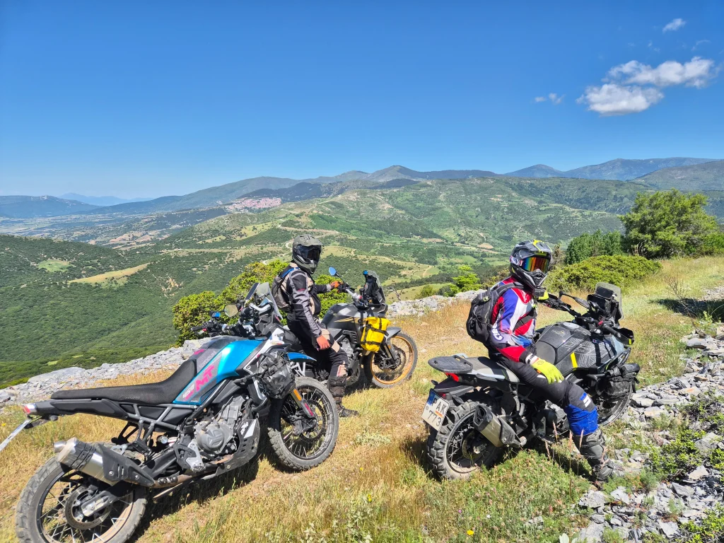 Adventure μοτοσυκλέτες CFMOTO 450MT και Kove 800X Pro σε στάση στον Όλυμπο με πανοραμική θέα
