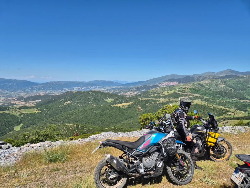 CFMOTO 450MT και Kove 800X Pro σε στάση στη διαδρομή στον Όλυμπο με πανοραμική θέα