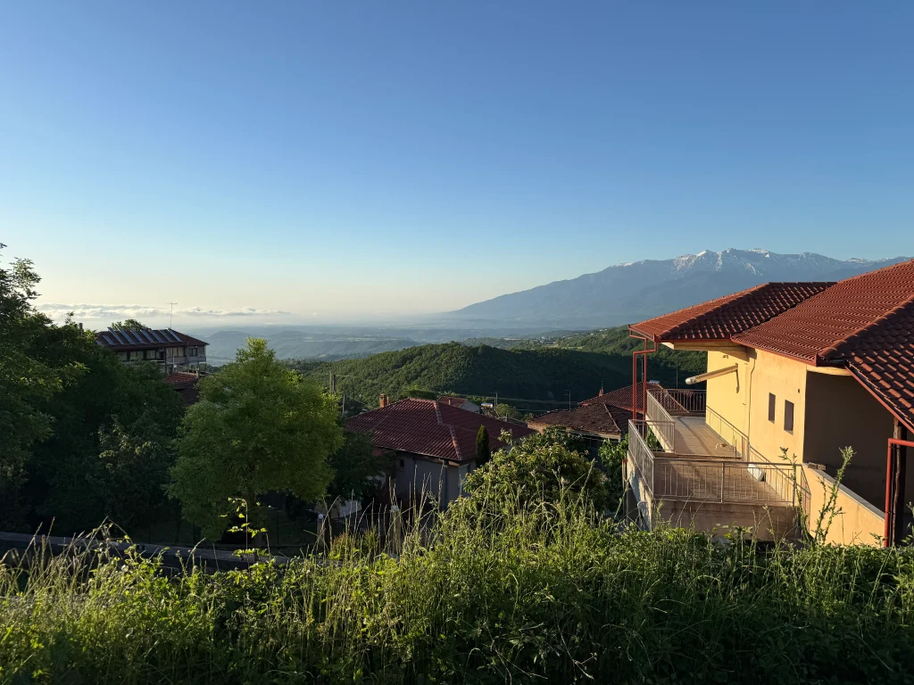 Θέα στον Όλυμπο από το Ελατοχώρι Πιερίας με σπίτια του χωριού στο προσκήνιο