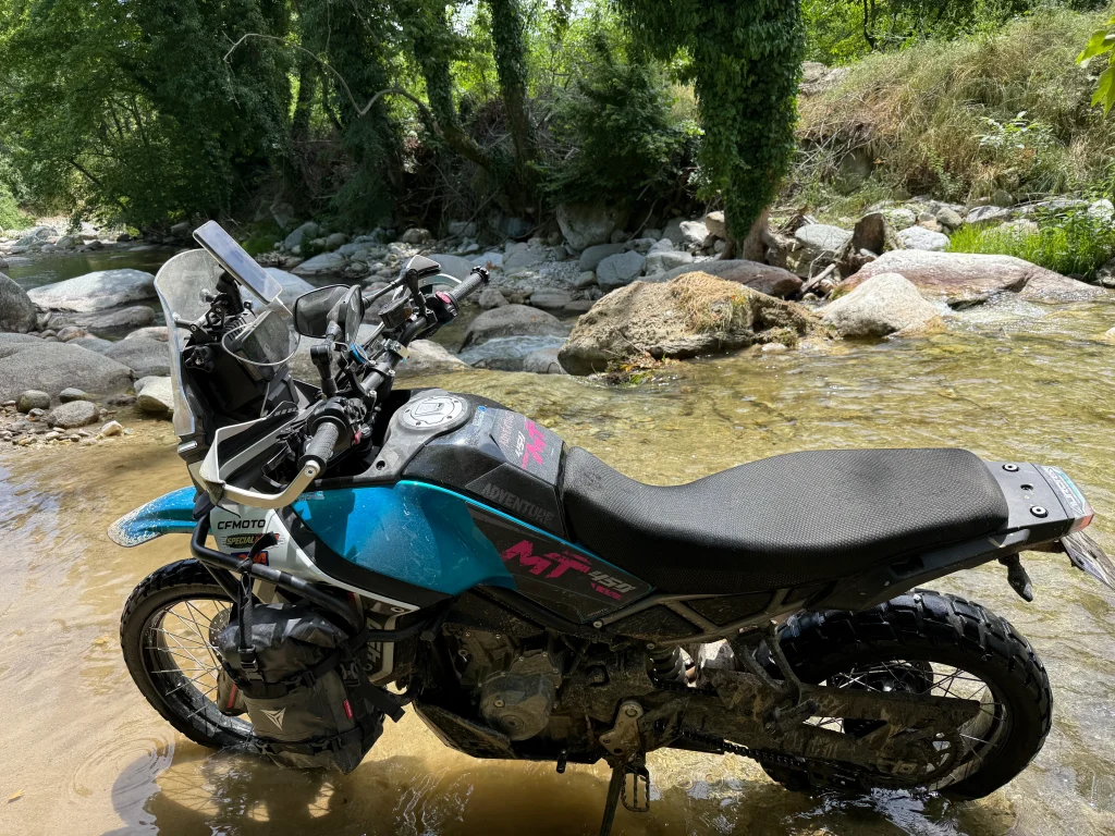 CFMOTO 450MT μέσα σε ορεινό ποτάμι στα Πιέρια Όρη κατά το AdvTroffy 2026