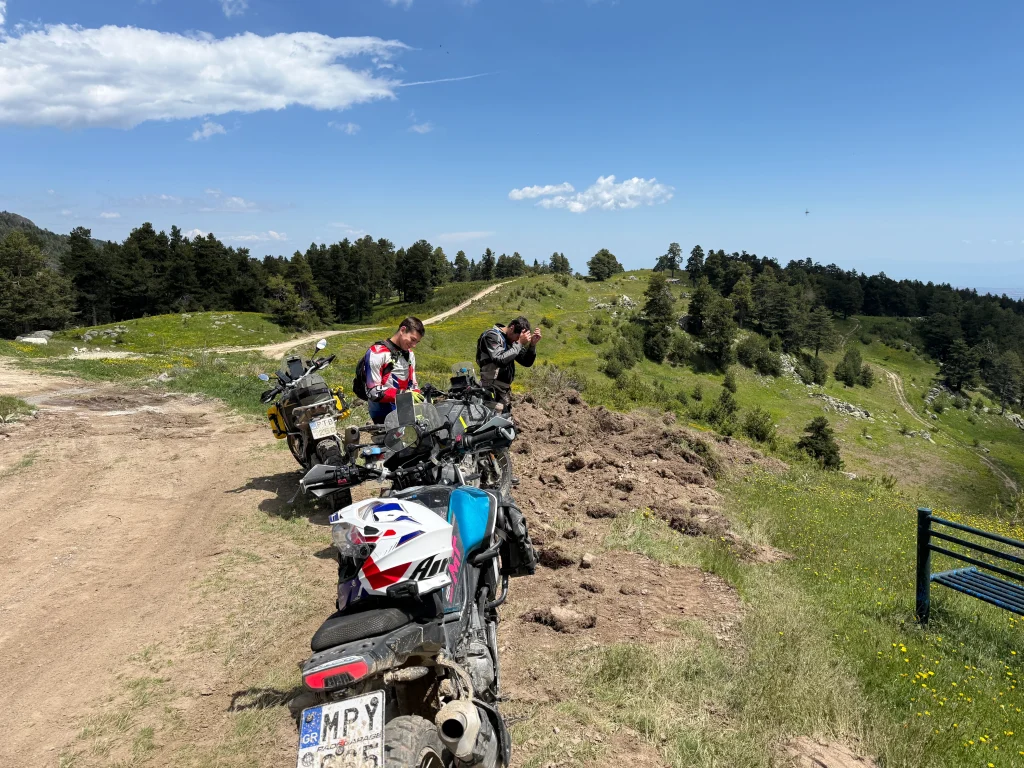 Adventure μοτοσυκλέτες στο Καταφύγιο Σαρακατσάνας στα Πιέρια Όρη κατά το AdvTroffy 2026