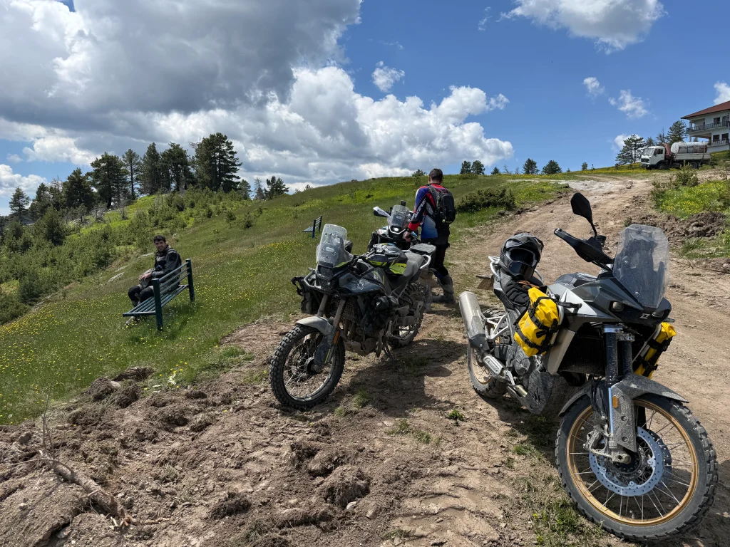 Adventure μοτοσυκλέτες στο Καταφύγιο Σαρακατσάνας στα Πιέρια Όρη κατά το AdvTroffy 2026