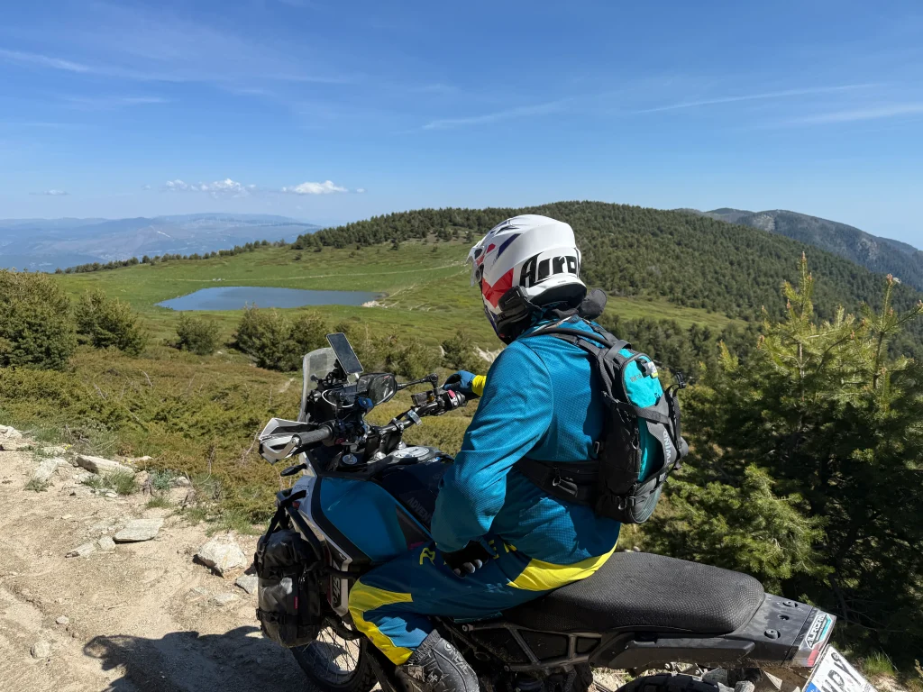 Αναβάτης με adventure μοτοσυκλέτα αγναντεύει τη μικρή λίμνη κοντά στο καταφύγιο ΣΕΟ Κοζάνης στα Πιέρια Όρη